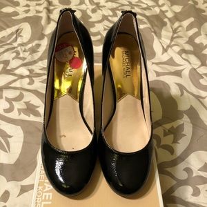 Barely worn MK Presley Pump!